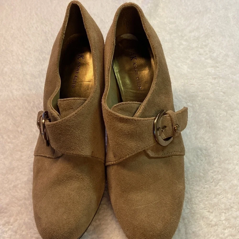 Anne Klein Winterlyn Tan Leather Upper Suede 3.5” Patent Heel EUC Size 8.5